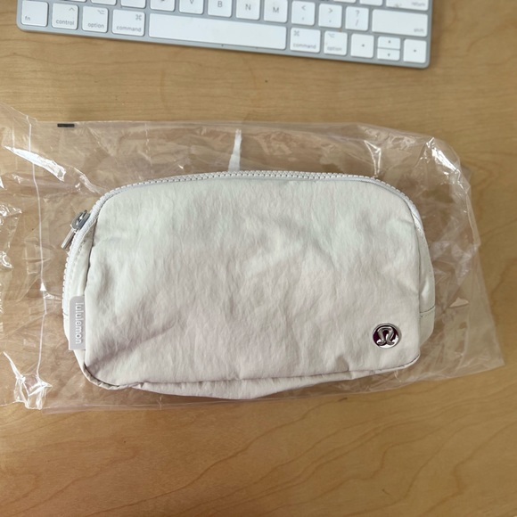 Lululemon Everywhere Belt Bag White Opal NWT - Picture 12 of 16